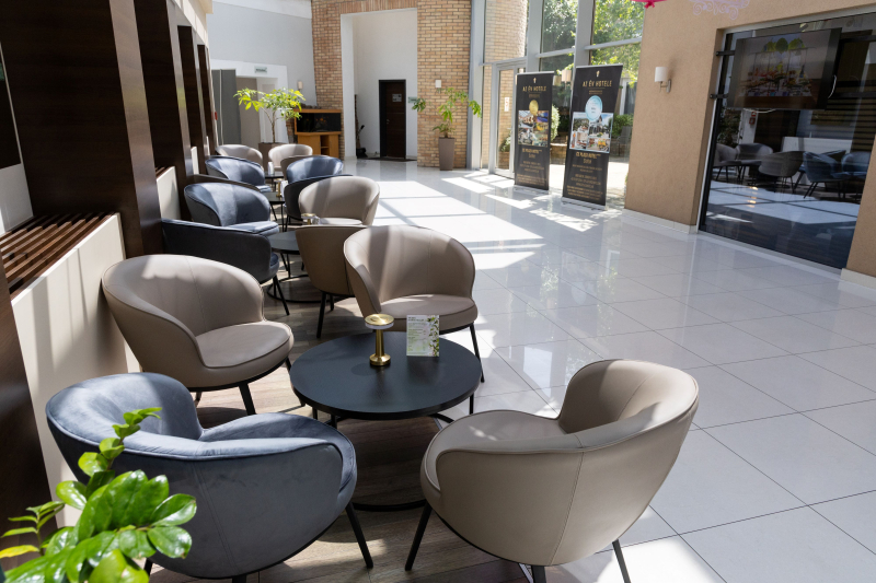 Lobby & átjáró az új szárnyba