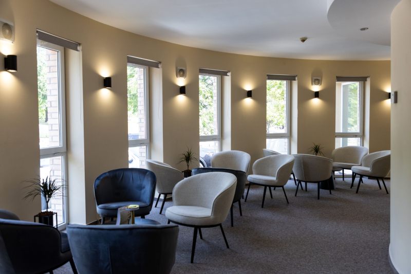 Lobby & átjáró az új szárnyba